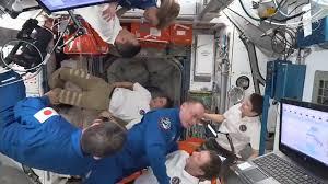 Crew-11 byla bouřlivě uvítána posádkou Expedice 73 (Zdroj: NASA TV)